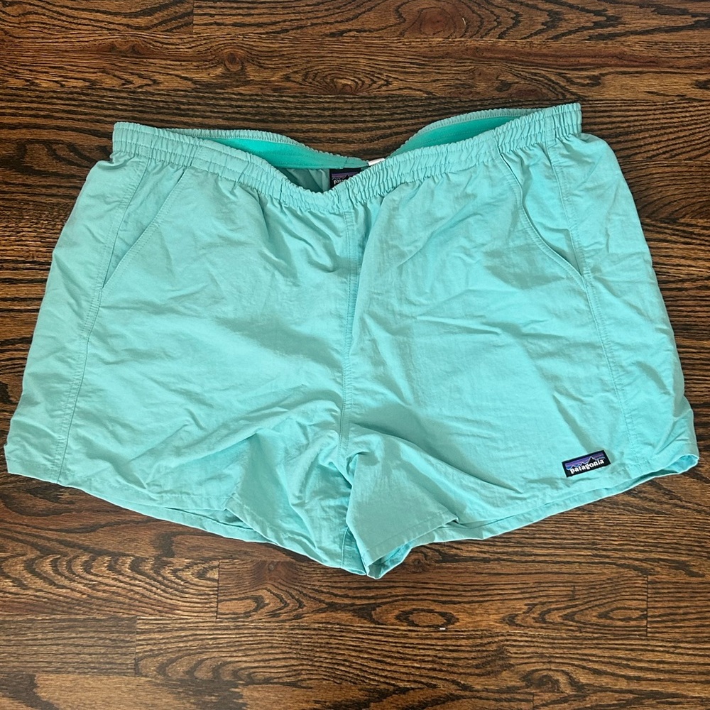 mint green patagonia 5” baggies size XL